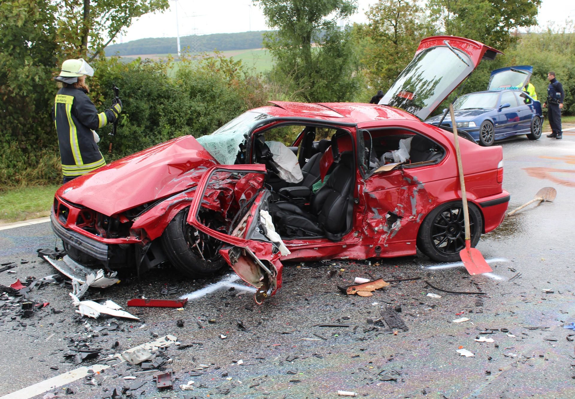 Der völlig zerstörte Wagen geriet auf Bundesstraße 51 bei Trier in s Schleudern. Ein Mann kam ums Leben gekommen, zwei Menschen wurden verletzt.