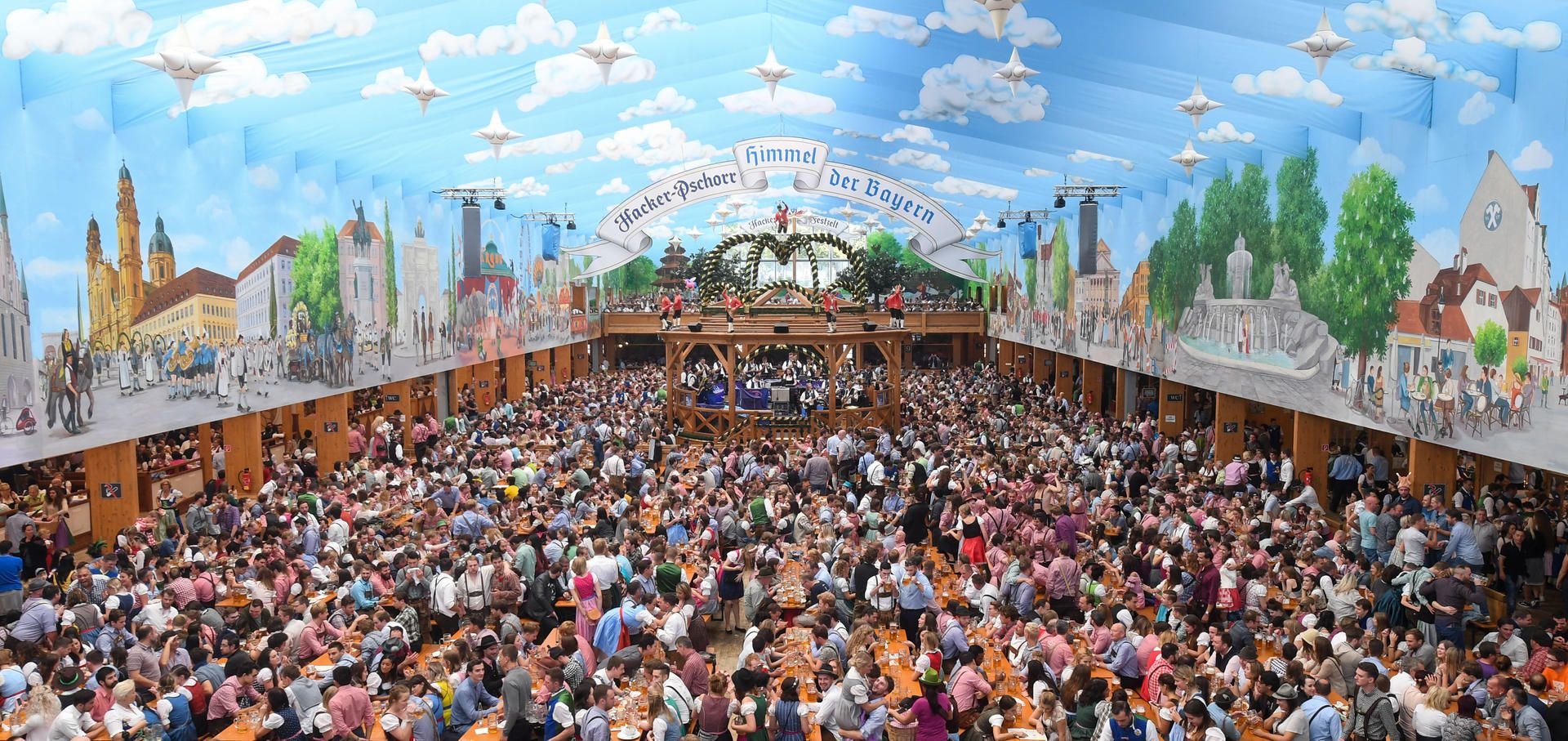 Auf dem Münchner Oktoberfest ist am Sonntagabend während eines kurzen, aber heftigen Unwetters ein Blitz in ein Festzelt eingeschlagen.