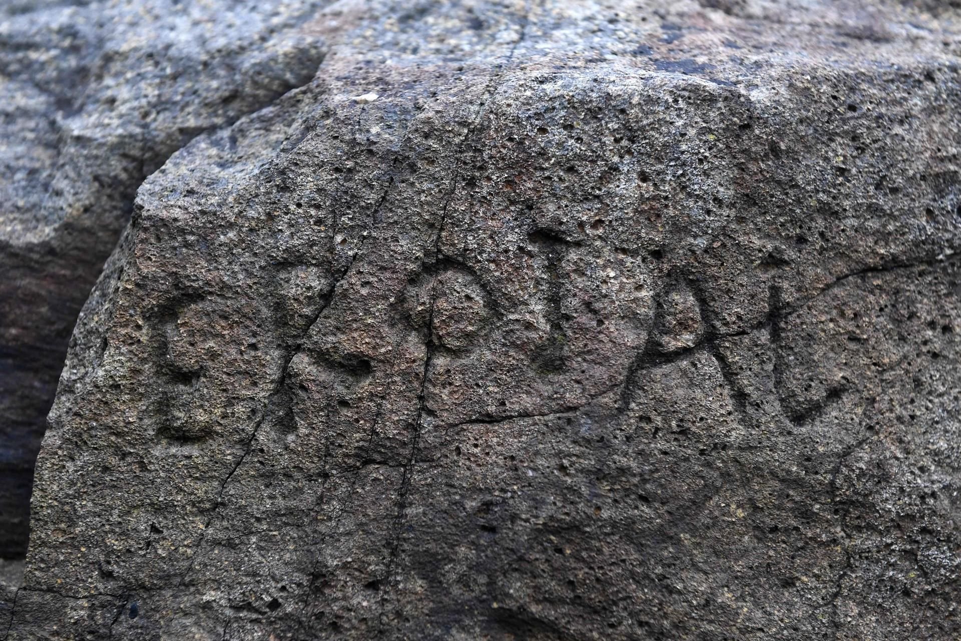 Die mysteriöser Inschrift auf Felsen in der Bretagne