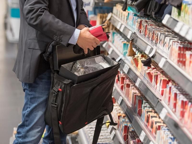 Ein Detektiv einer Sicherheitsfirma demonstriert, wie Ladendiebe mit Hilfe eines präparierten Koffers die Sicherungsetiketten an der Ware überlisten können. Foto: Boris Roessler/dpa