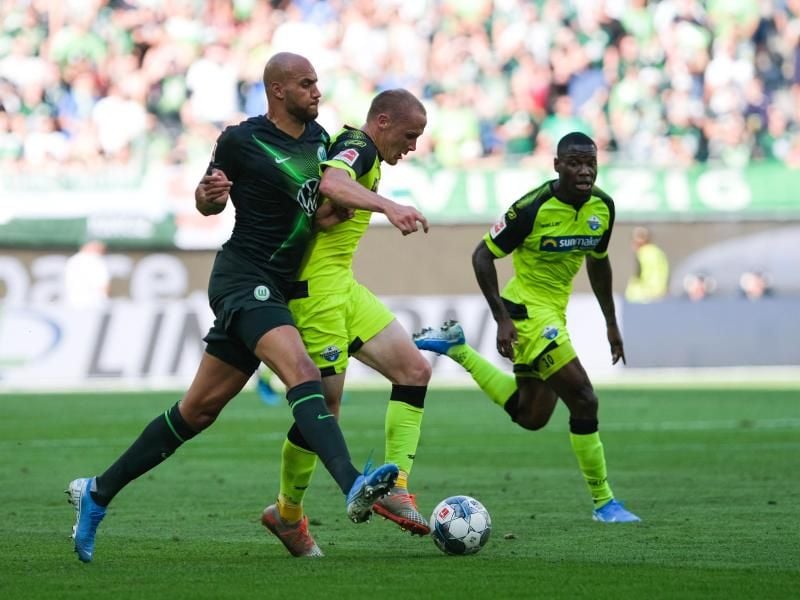 Paderborns Sven Michel (r) behauptet den Ball vor Wolfsburgs John Anthony Brooks (l). Foto: Peter Steffen