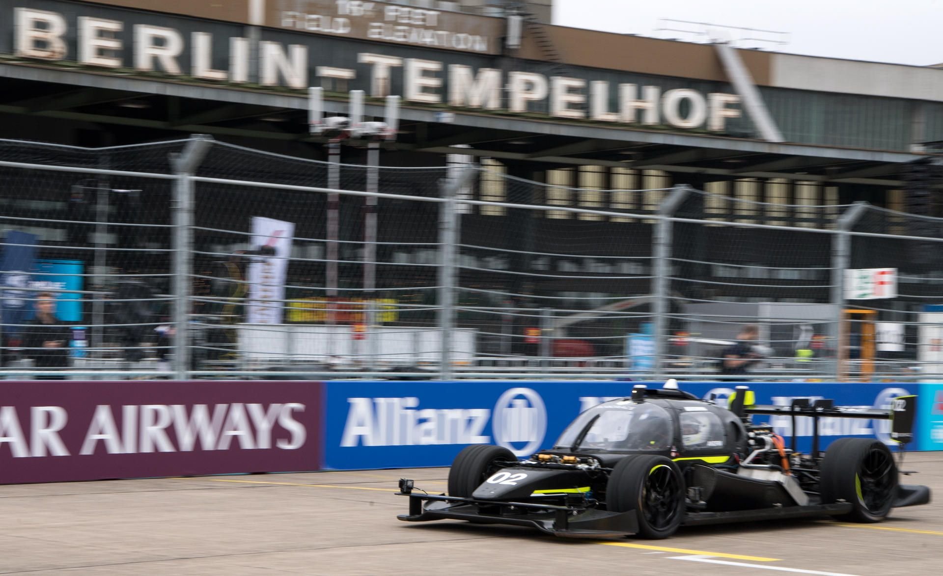 Ein selbstfahrender Elektrorennwagen von Roborace fährt am Vortag der Formel-E-Meisterschaft Testrunden auf der Rennstrecke.