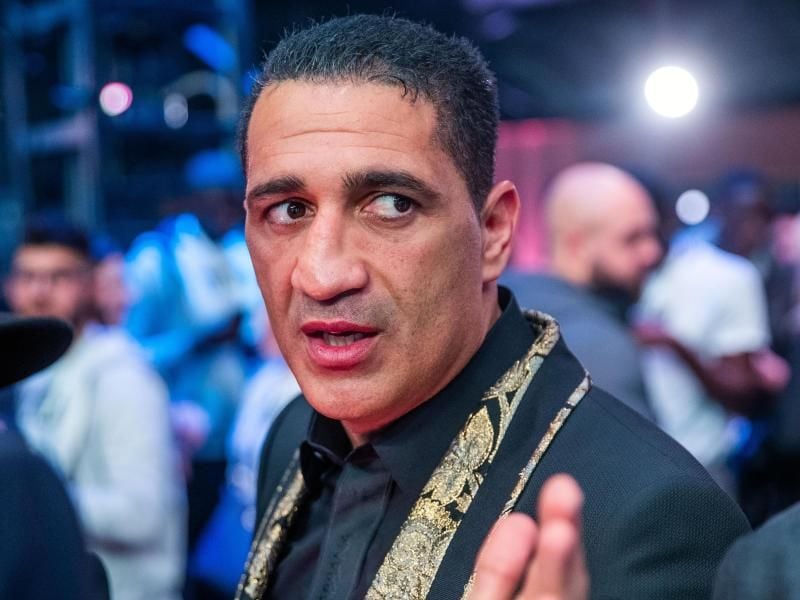 Ismail Özen-Otto, Promoter von Universum Box Promotion, steht am Ring. Foto: Jens Büttner/dpa-Zentralbild/dpa/Archivbild