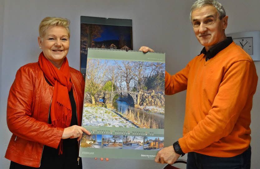 Bürgermeister Uwe Zimmermann erhielt von Cornelia Kilian-Bode einen der ersten ÖSA-Kalender für das Jahr 2017.