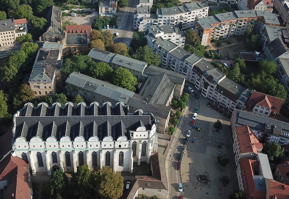 Direkt hinter dem Dom befindet sich das Zentralmagazin der Uni. Das Gebäude links daneben soll auch für die Sammlungen genutzt werden.