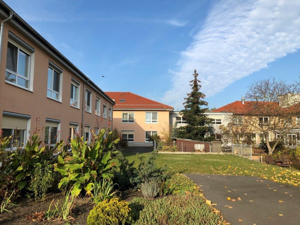 Die Südansicht des Jessener Feierabendheims in der Albert-Schweitzer-Straße. Links die später hinzugekommenen Anbauten
