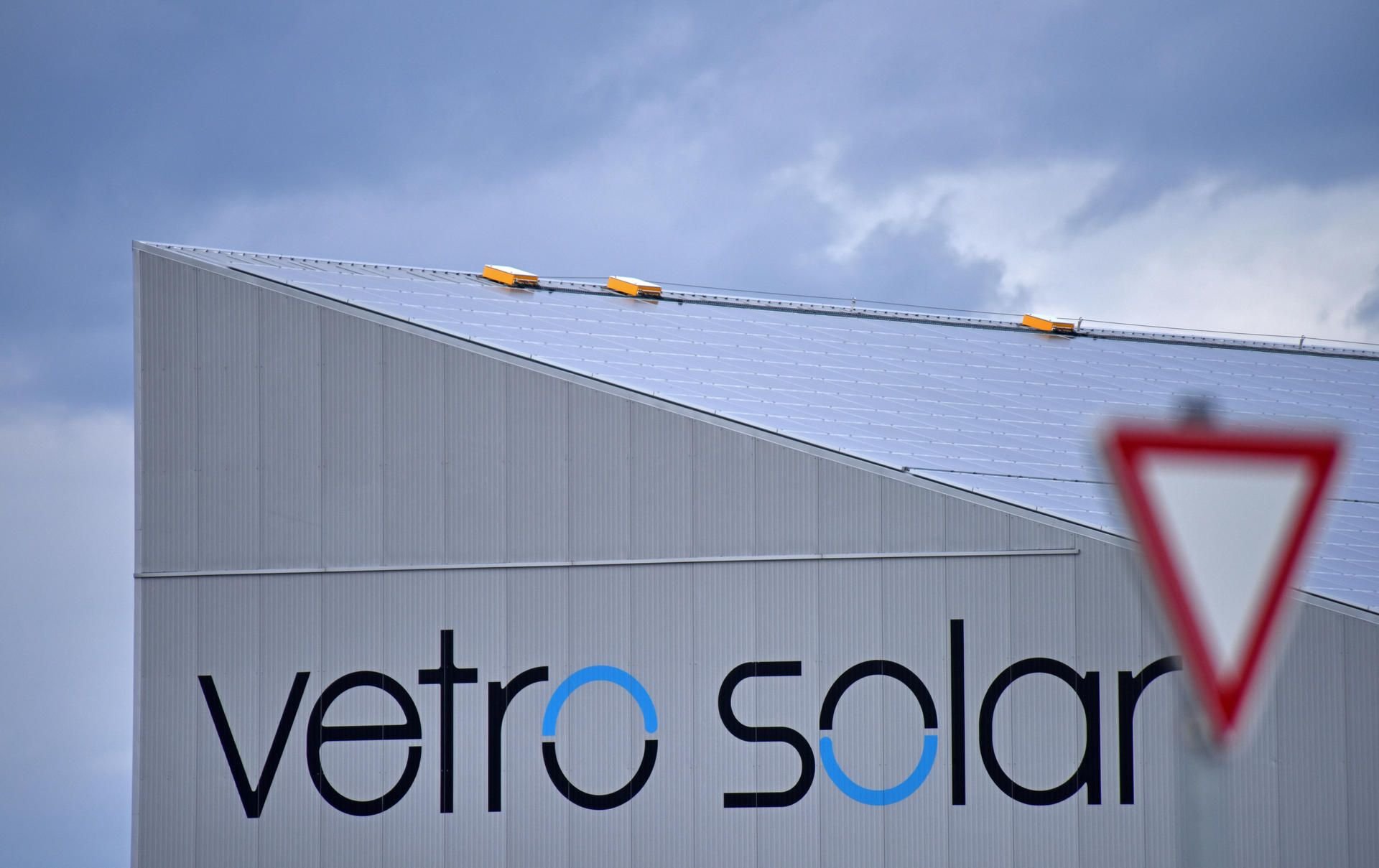 Das Produktionsgebäude von Vetro Solar im Gewerbegebiet Sandersdorf-Brehna an der B183.