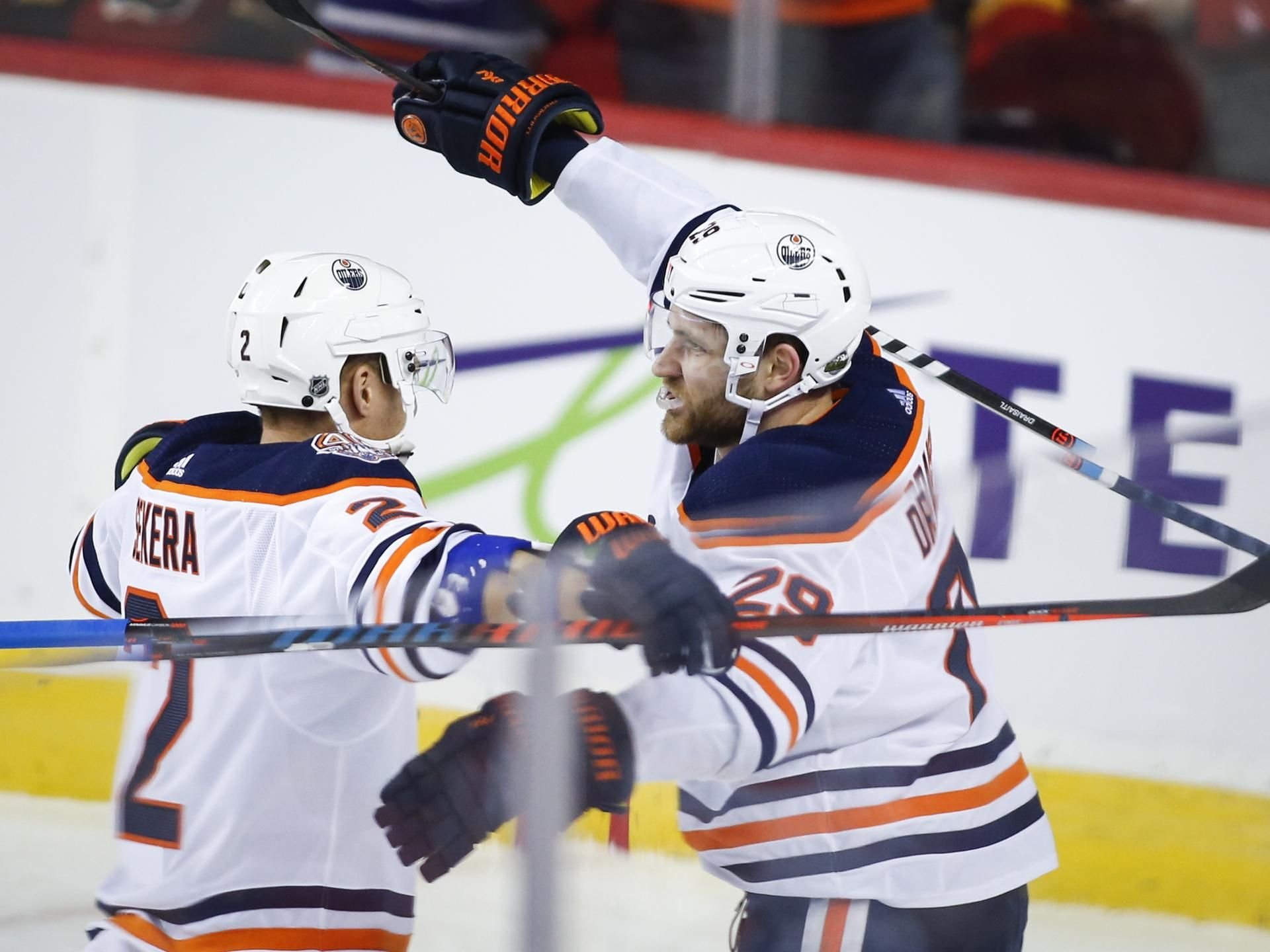 Leon Draisaitl (rechts) hat eine neue deutsche Bestmarke in der NHL aufgestellt.