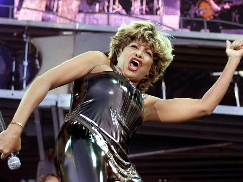 Tina Turner während eines Konzerts auf der Bühne. Foto: Ed Oudenaarden/Archiv