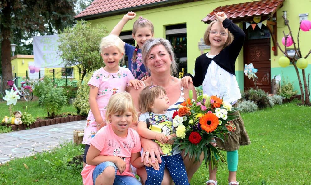 Die Kinder haben ihrer Kita-Leiterin Ute Lier zum Dienstjubiläum gratuliert.