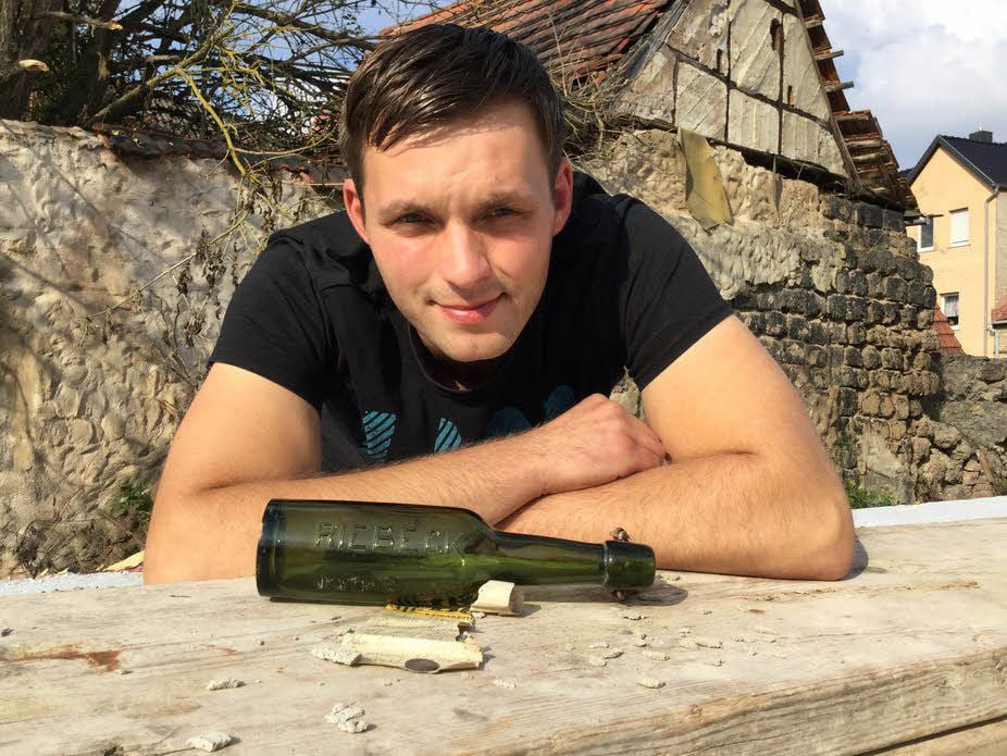 In der grünen Bierflasche fand Johannes Tautrim einen zusammengerollten Zettel mit einer Nachricht und einem Glückspfennig.