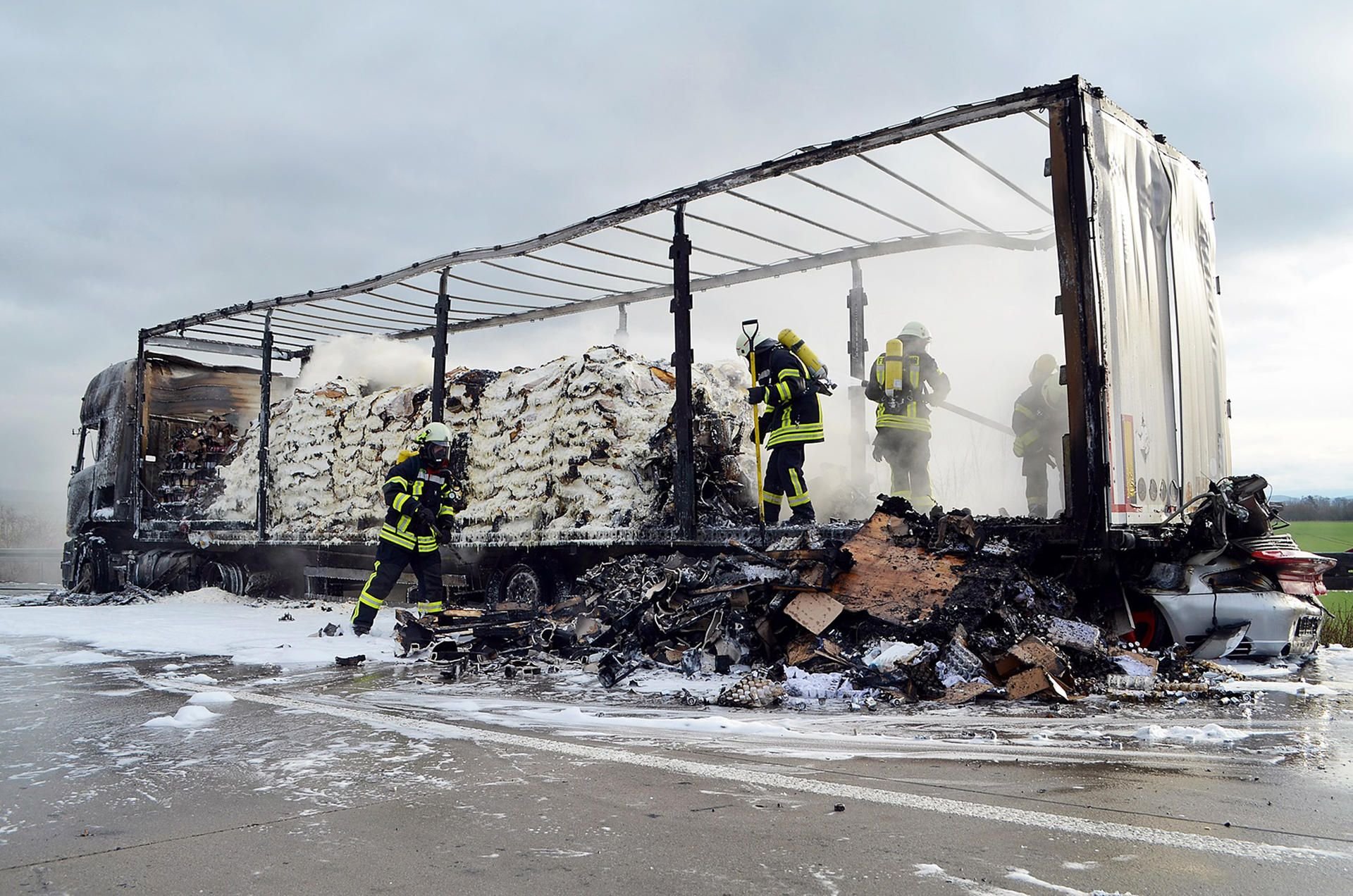 Unfall auf der Autobahn 38 bei Heringen. Nach dem Aufprall des Porsche ging der Laster in Flammen auf.