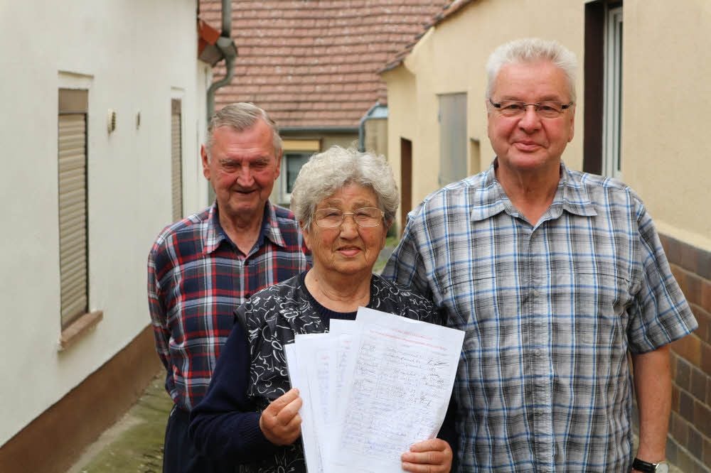 Auf die Unterstützung von Ehemann Axel (l.) und Dieter Kamperdicks konnte sich Herta Saal bei ihrer Unterschriftensammlung verlassen. Die 81 Jahre alte Delitzerin kämpft damit für den Bau einer Begegnungsstätte.