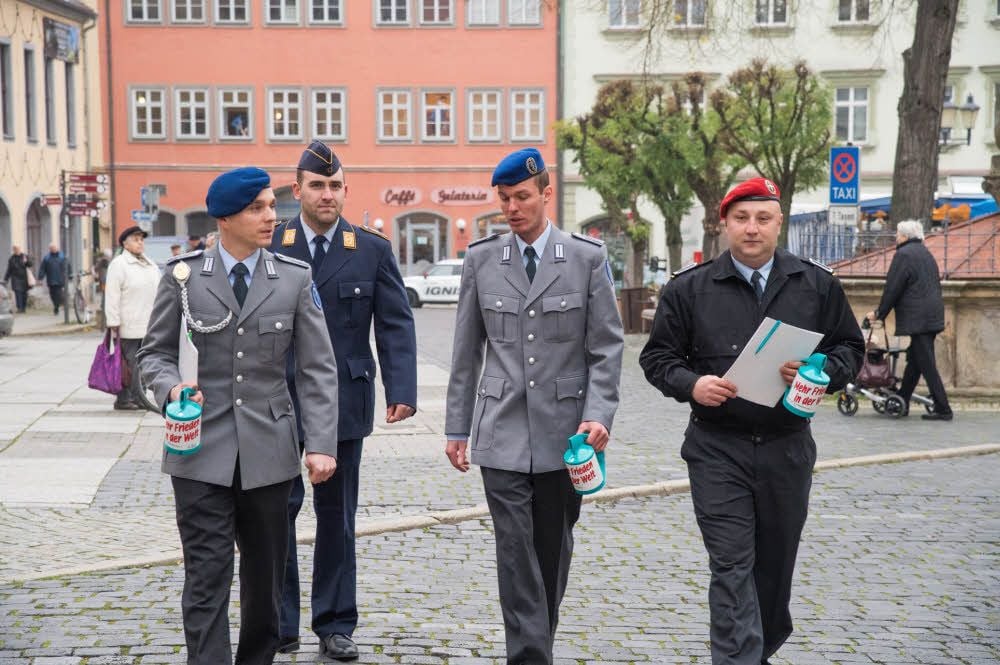 Stabsunteroffizier David Spangenberg (von rechts) ist gemeinsam mit den Oberstabsgefreiten Jan Vöckler, André Lempke und Marcel Baack in der Naumburger Innenstadt unterwegs, um für den Volksbund Deutsche Kriegsgräberfürsorge Spenden zu sammeln.