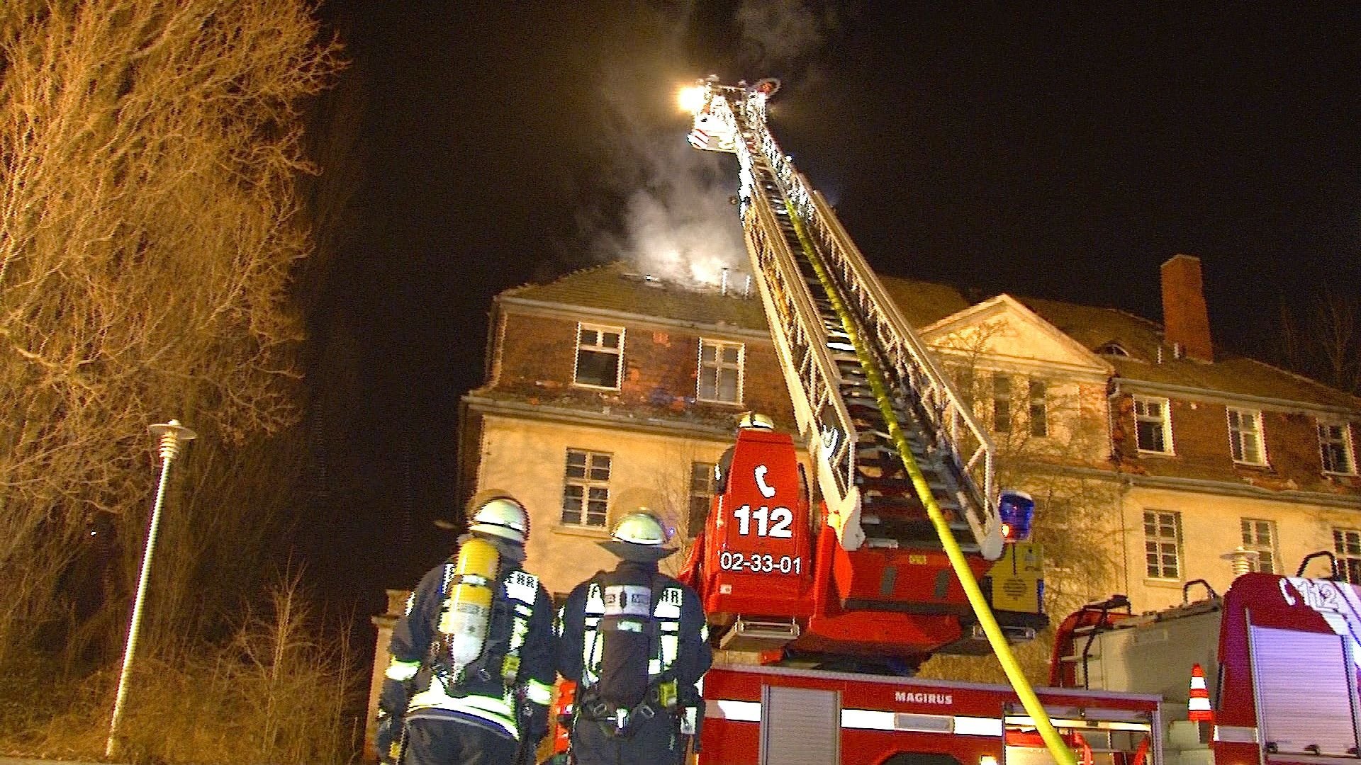Der Dachstuhl der Villa in Magdeburg steht in Flammen. Waren auch hier Brandstifter am Werk?