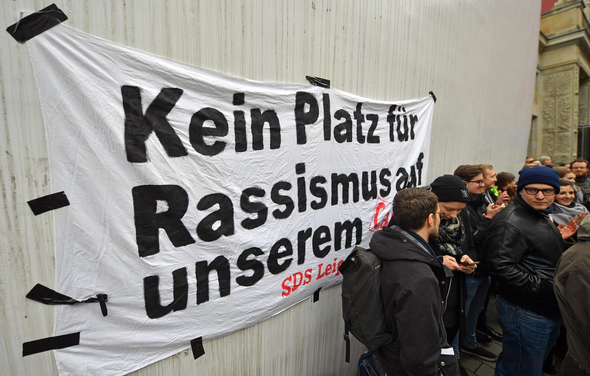 Protest gegen Rassismus in Leipzig: Anlass dafür sind umstrittene Tweets des Leipziger Jura-Professors Thomas Rauscher.