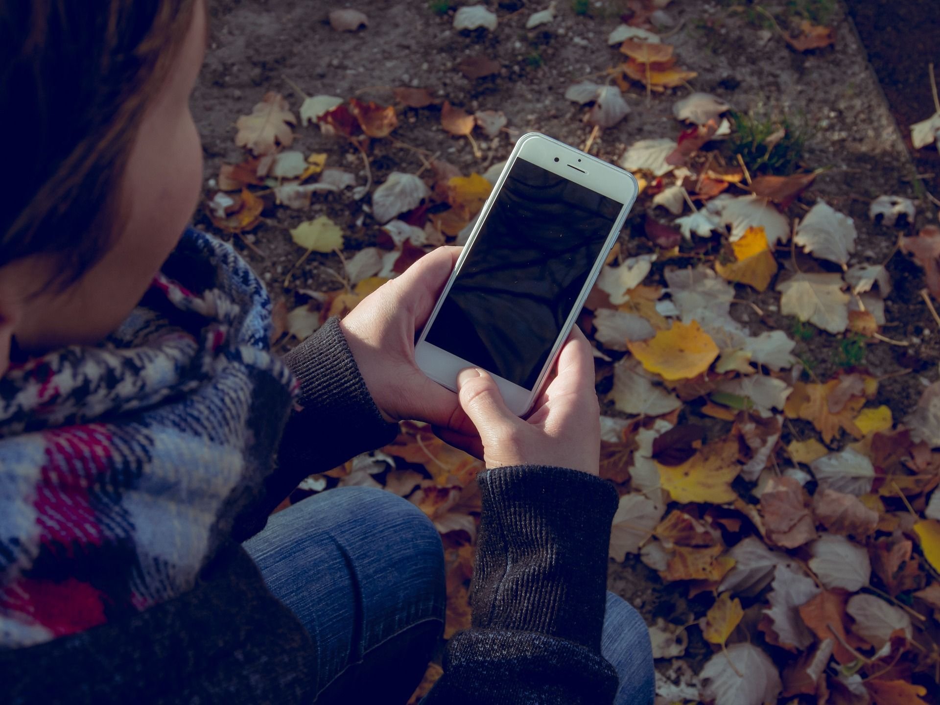 Im Alltag von Kinder und Jugendliche sind Smartphones nicht mehr wegzudenken. In Schulen ist der Gebrauch jedoch weiterhin umstritten.