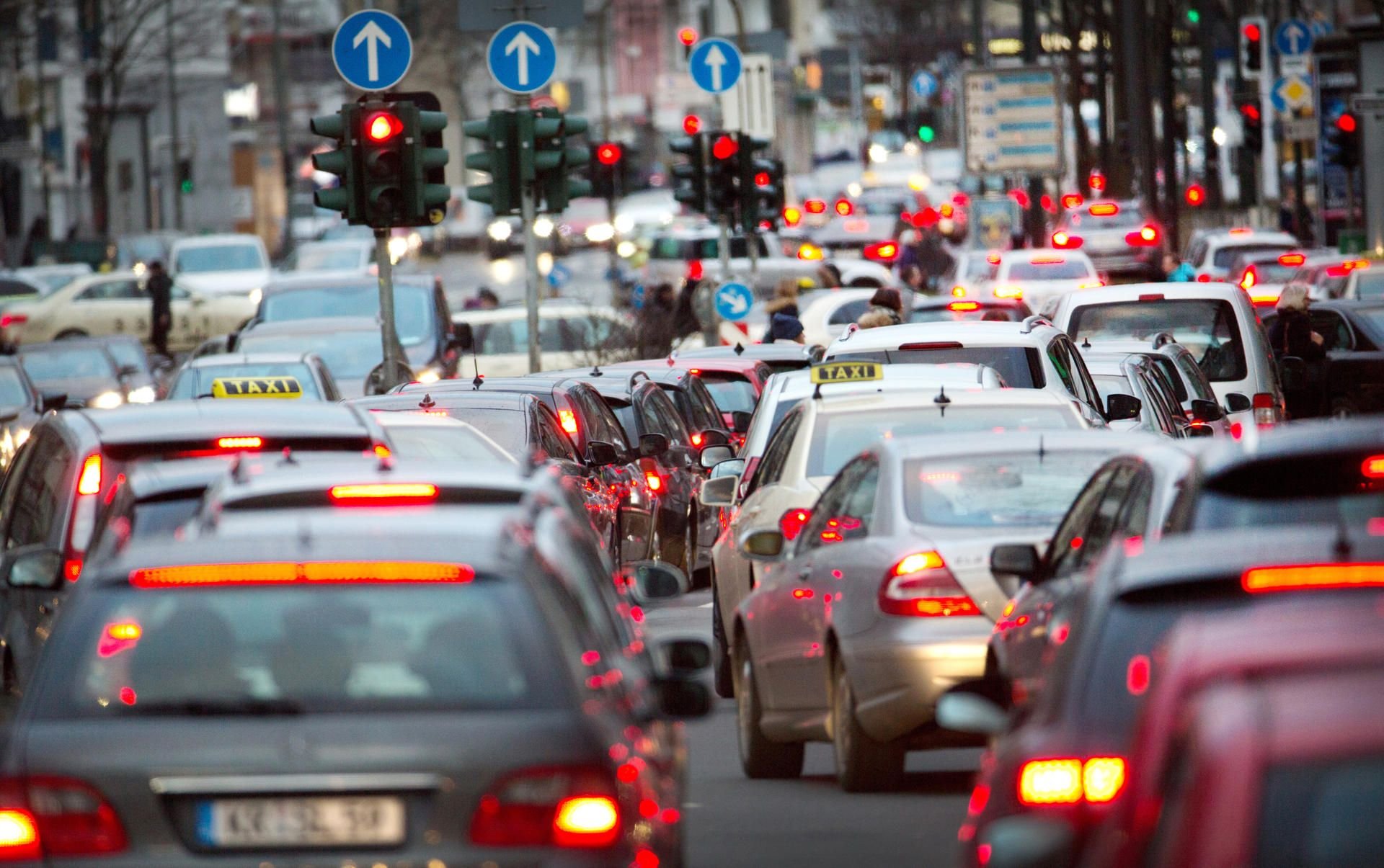 Die Luft in vielen deutschen Innenstädten ist nach wie vor viel zu stark mit Schadstoffen aus Autoabgasen belastet. Bundesverkehrsminister Andreas Scheuer (CSU) arbeitet an einem Konzept, um das zu ändern.