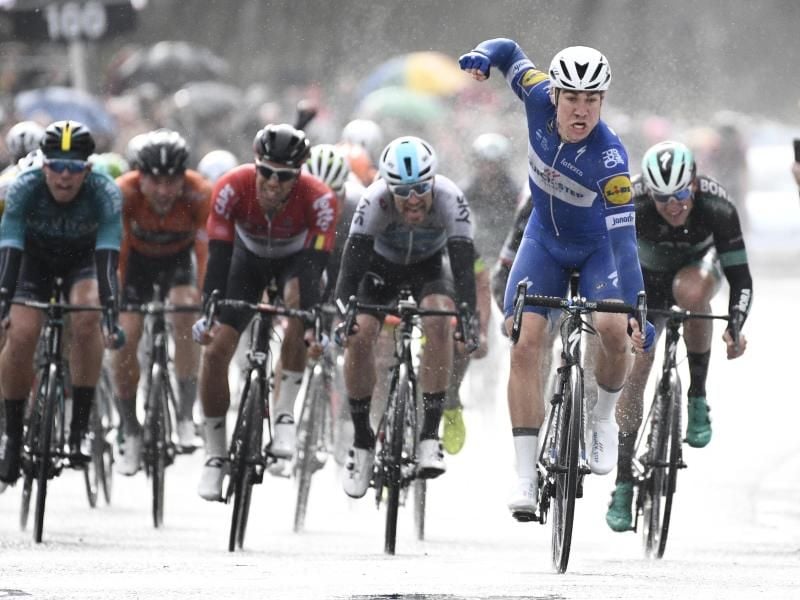 Der Niederländer Fabio Jakobsen vom Team Quick-Step Floors jubelt über seinen Sieg. Foto: Yorick Jansens/BELGA