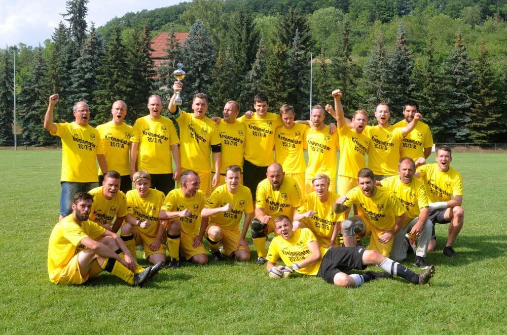 Mertendorf/Molau feiert die Kreisliga-Meisterschaft in der Staffel 1 - mit 18 Punkten Vorsprung! Hinten links: Trainer Detlef Stenzel.