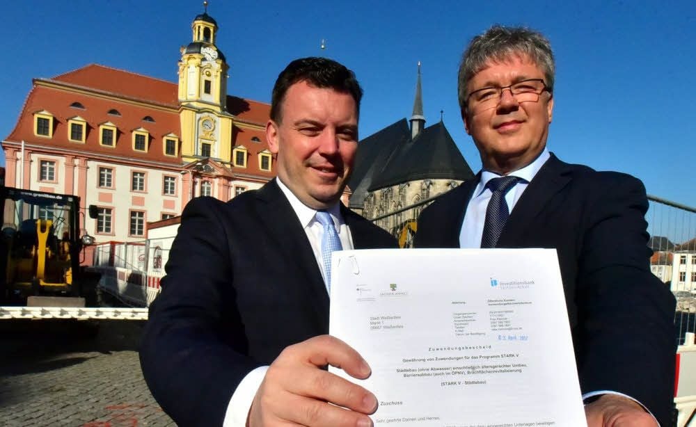 Präsentieren den Zwei-Millionen-Euro-Bescheid fürs Rathaus: Finanzminister André Schröder (li.) und Oberbürgermeister Robby Risch.