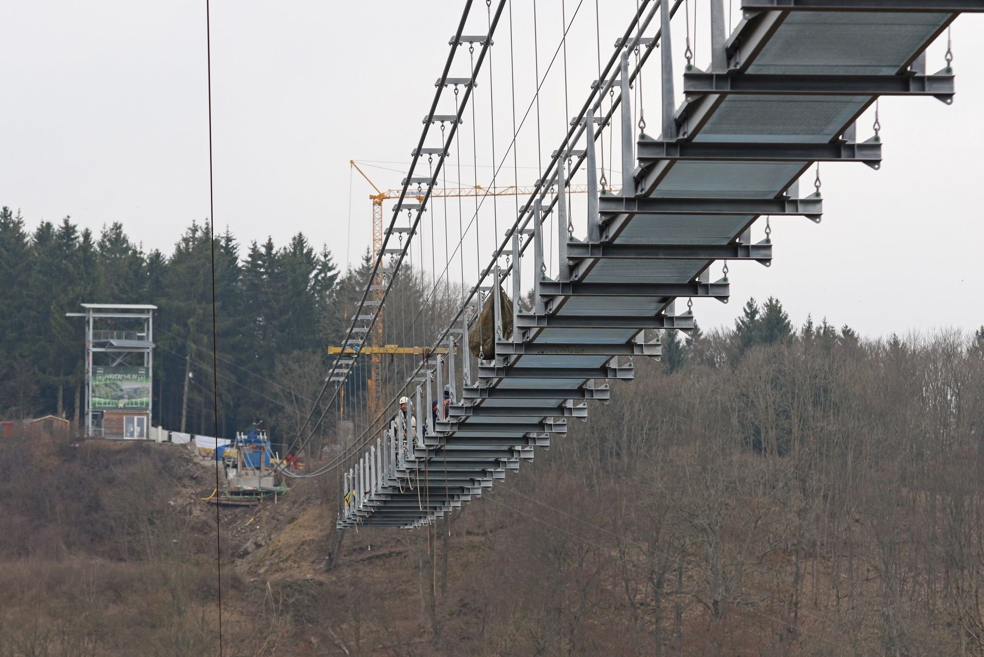 Stück für Stück wächst an der Rappbodetalsperre bei Rübeland (Sachsen-Anhalt) die längste freischwebende Seilbrücke der Welt.