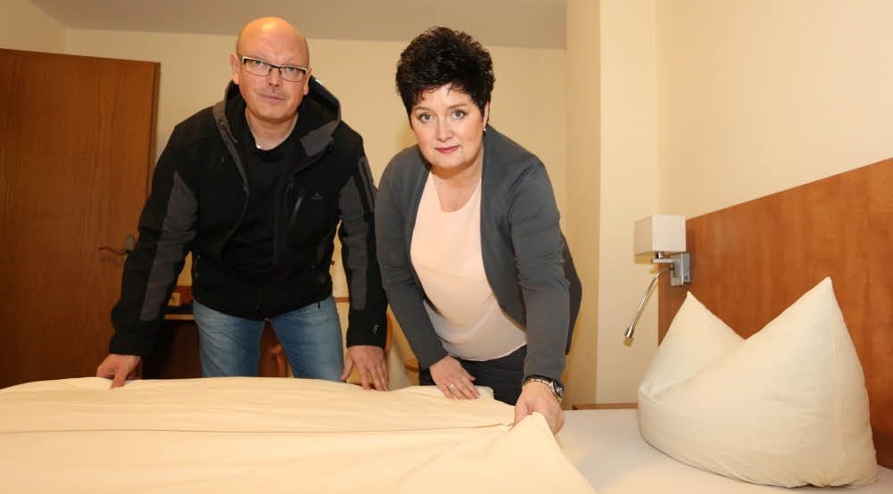 Diana Holst hat das City-Hotel zum Monatsanfang von Familie Kahlert übernommen, ihr Mann Thomas wird es als Geschäftsführer leiten. Beide planen eine schrittweise Modernisierung der Herberge.