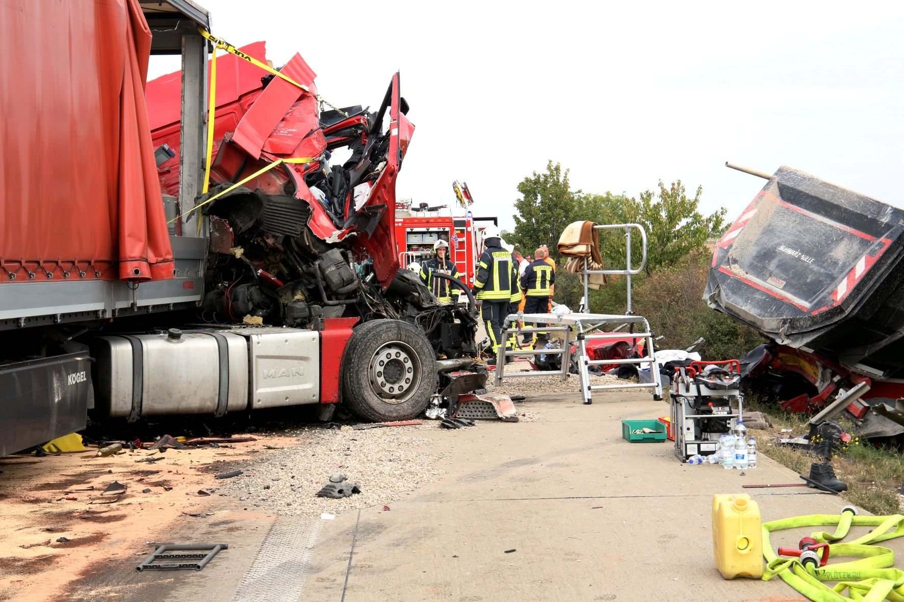 Ein Blick auf das Wrack der Zugmaschine auf der A14 bei Bernburg macht klar: Die Wucht des Aufpralls muss enorm gewesen sein.