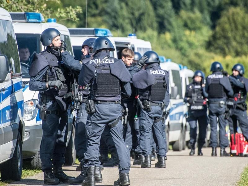 Mehr als 50 Polizisten und ein Hubschrauber suchen nach dem Tatverdächtigen von Villingendorf. Foto: Sven Friebe/SDMG