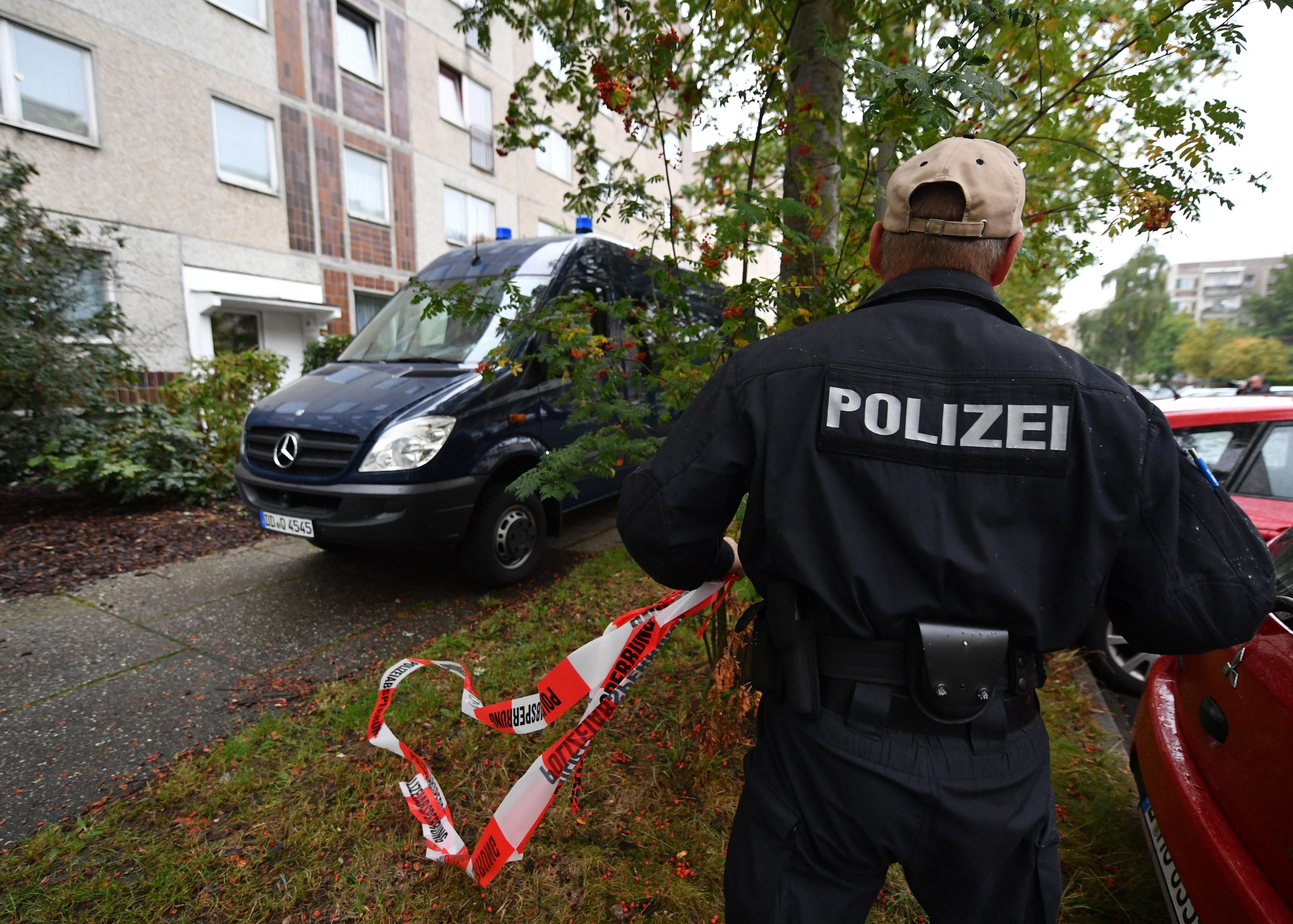 Polizei und Spurensicherung verlassen ein Haus im Stadtteil Paunsdorf in Leipzig.
