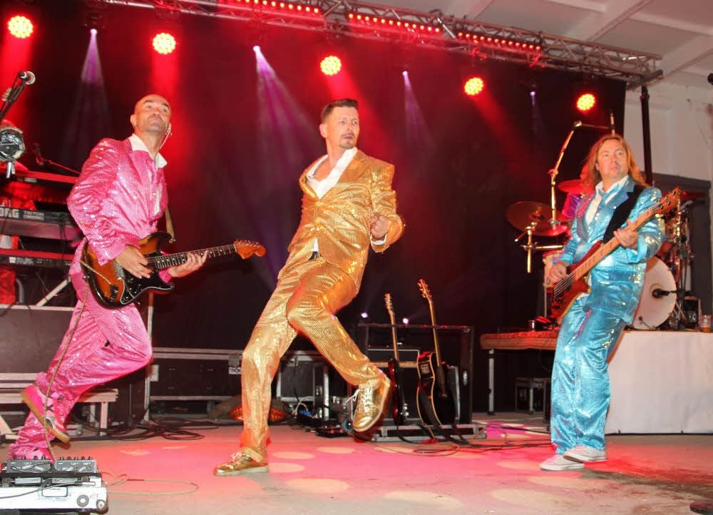 Die Musiker von „Tänzchentee“ in ihren schrillen Outfits haben an diesem Abend in Gerlebogk sehr viel Spaß und rocken das Strandbad.
