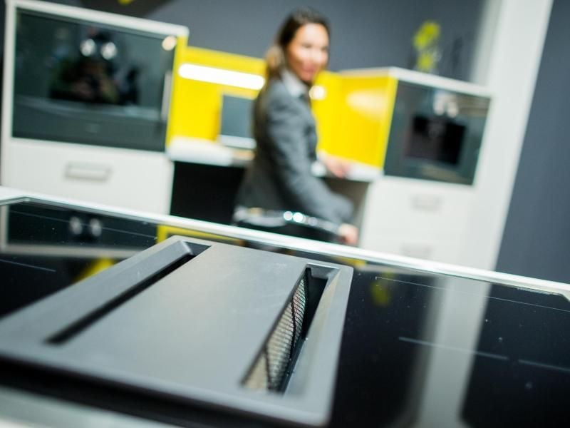 „Arbeiten kann man überall.” Auch in der Küche. Foto: Rolf Vennenbernd