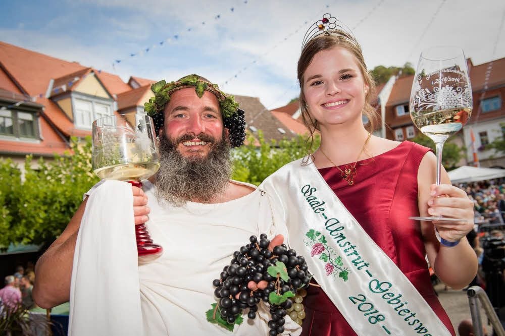 Mit Bacchus an ihrer Seite: Gina Maria Gräfe freut sich über ihr Amt als Weinkönigin des Anbaugebietes Saale-Unstrut. Am Sonntag wurde sie während des Freyburger Winzerfests feierlich gekrönt.
