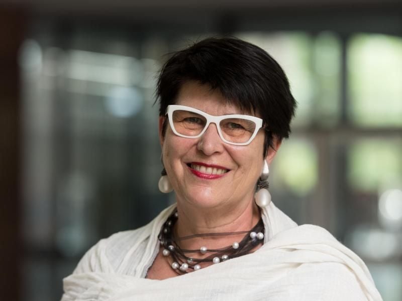 Elisabeth Cheaure vor der Universität Freiburg. Foto: Patrick Seeger