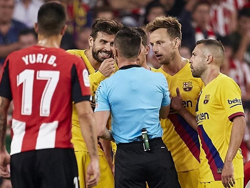 Die Spieler des FC Barcelona haderten auch mit dem Schiedsrichter. Foto: Ion Alcoba Beitia/AP