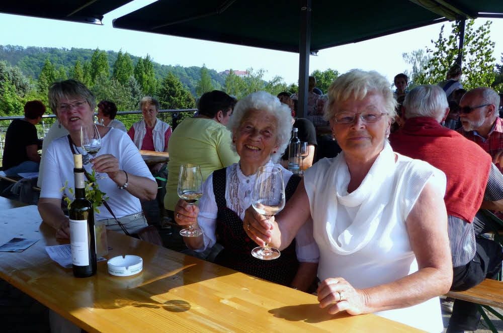 Die Freyburgerin Hannelore Weinert (r.) und Rosel Crain aus Reinsdorf lassen sich auf der Terrasse der Winzervereinigung die Weine schmecken.