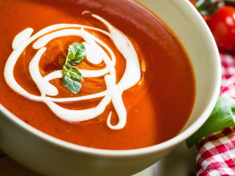 Fertige Tomatensuppen aus dem Kühlregal punkteten mit Frische, Geschmack und originellen Rezepturen. Foto: Franziska Gabbert/dpa-tmn