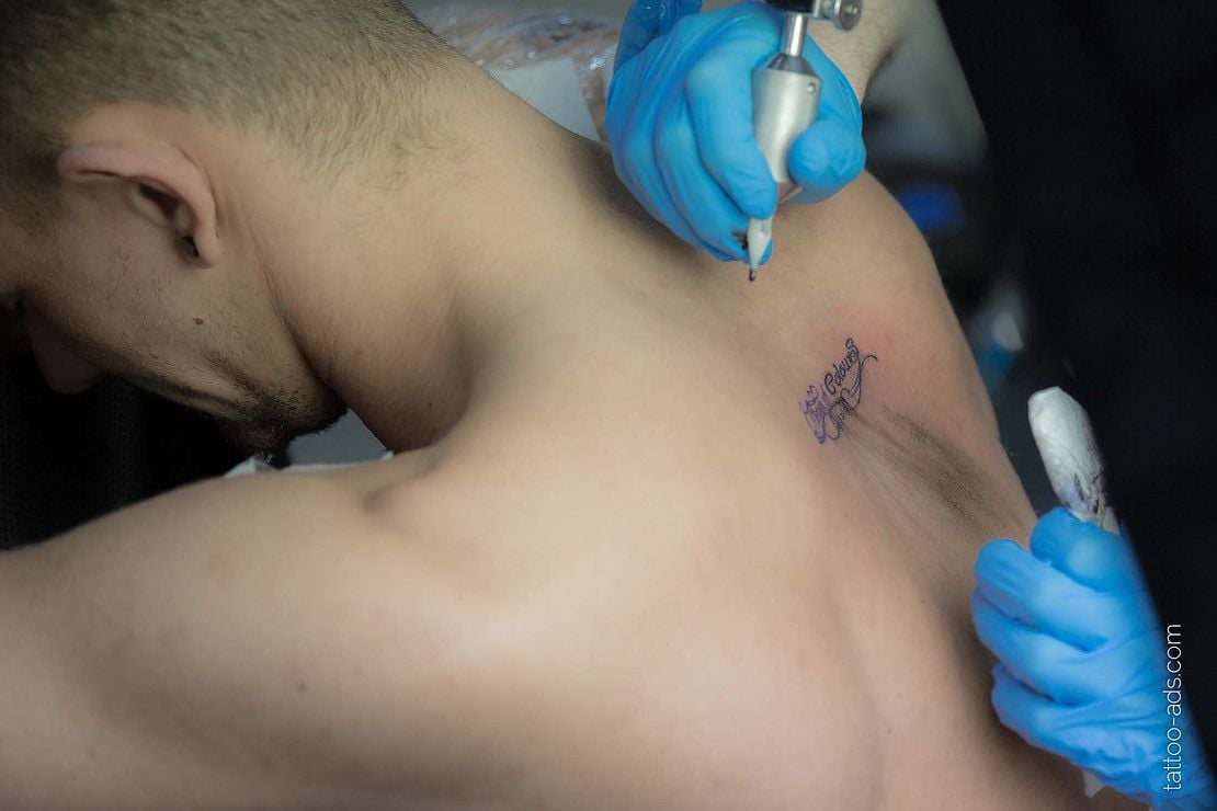 Er hat`s getan: Tino Krause hat sich in einem Leipziger Tattoo-Studio die ersten Firmen-Logos stechen lassen.