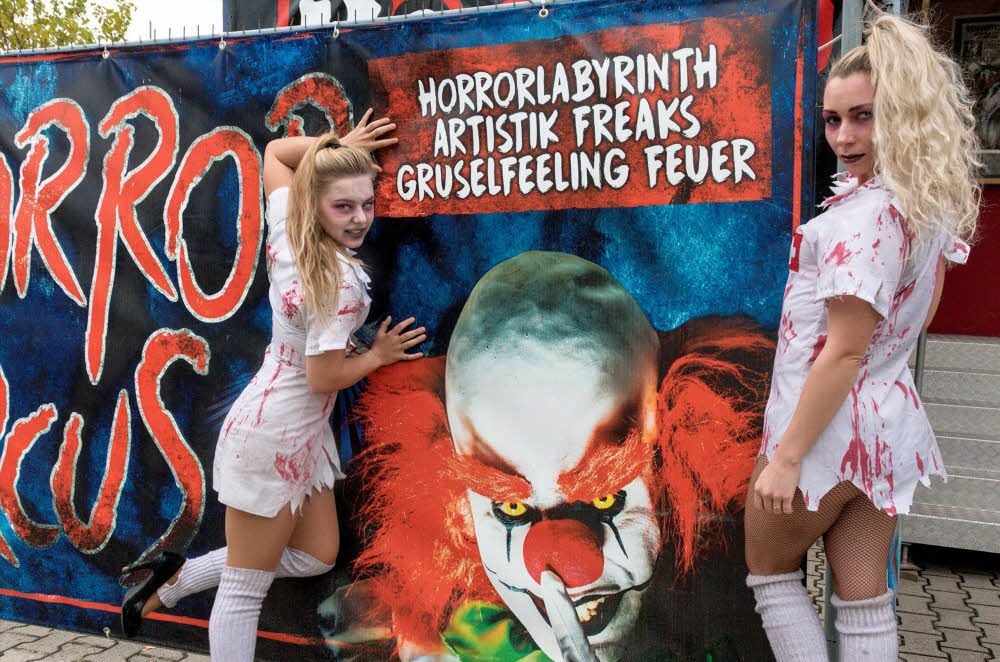 Die Horror-Schwestern Cherry und Jeanny laden zum Gruseln ein. Am 26. Oktober ist Premiere in Merseburg.