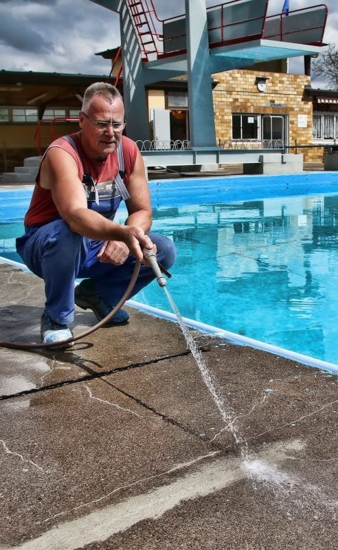 Stadtbad Sangerhausen: Hans-Jürgen Beau bei den Vorbereitungen zur Eröffnung.