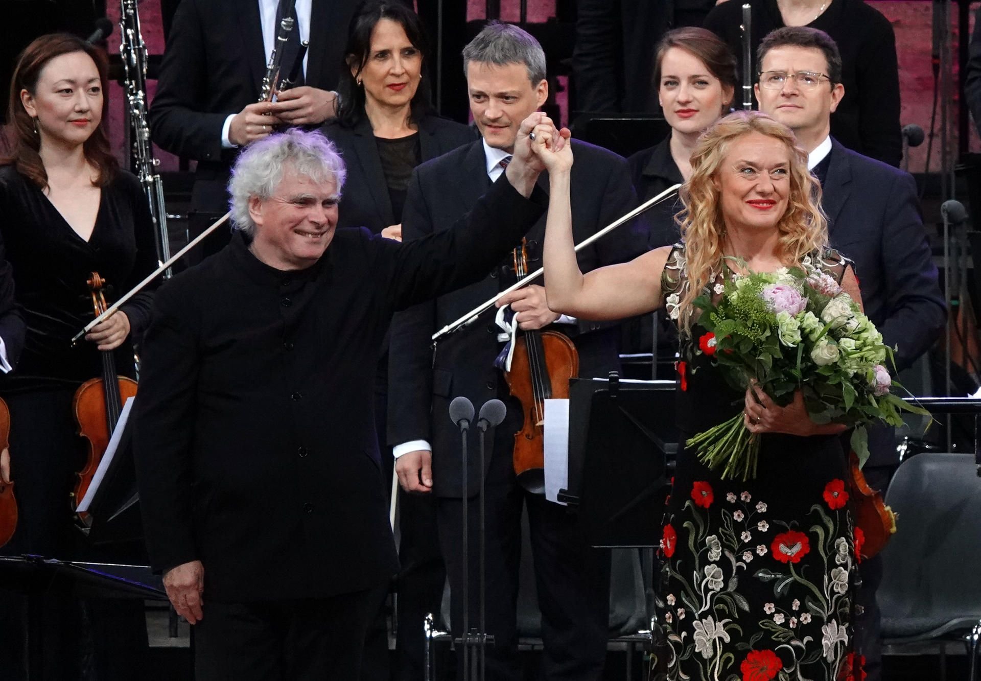 Sir Simon Rattle mit seiner Ehefrau Magdalena Kožená in Berlin.