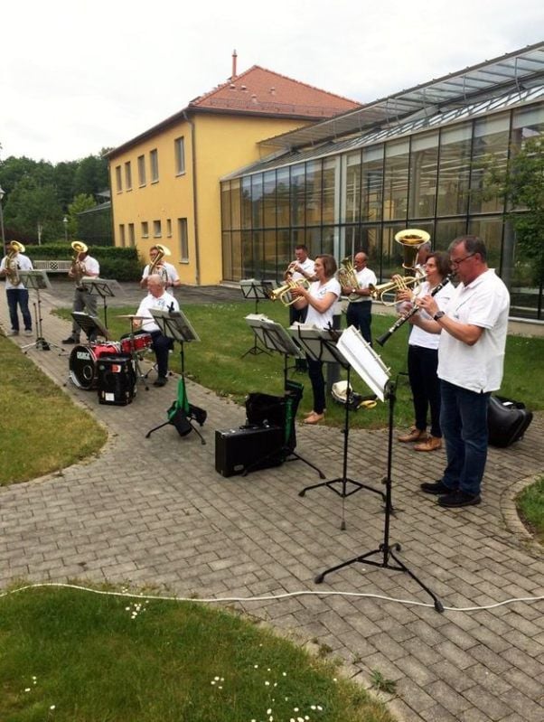 Auf dem Innenhof im Pflegezentrum „Am Kurpark“ wurde musiziert.