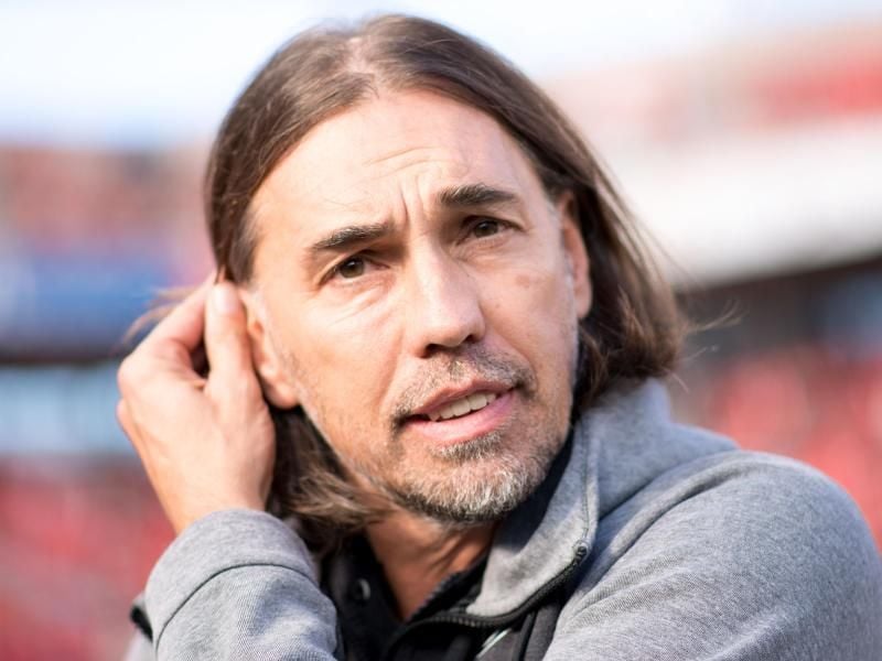 Wolfsburgs Trainer Martin Schmidt will geschickt rotieren lassen, „um ein frisches Team zu haben.” Foto: Marius Becker