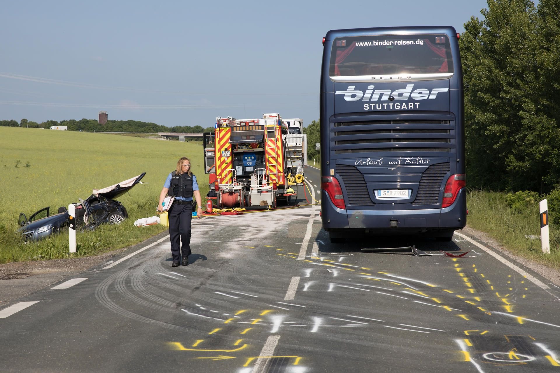 Eine Polizistin sichert nahe der Autobahnabfahrt Arnstadt Nord eine Unfallstelle. Im Reisebus sind 18 Kinder leicht verletzt worden.