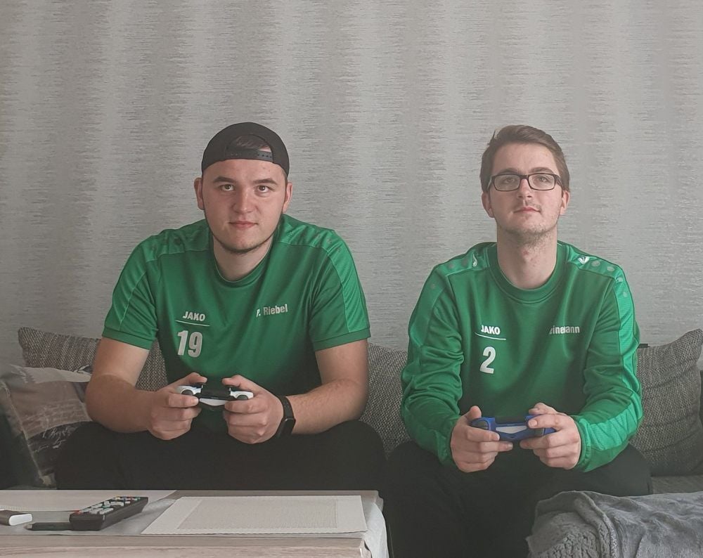 Paul Riebel (l.) und Pascal Heinemann sind die besten Fifa-Zocker der Löbitzer. Im Saale-Unstrut-Pokal im E-Football erreichten sie das Viertelfinale.