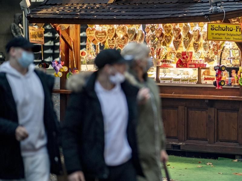 Passanten mit Maske in Kiel. Foto: Axel Heimken/dpa/Symbolbild/Archiv