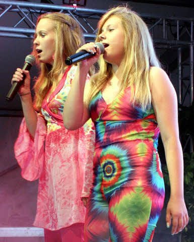Laura und Lilu als Abba-Sängerinnen