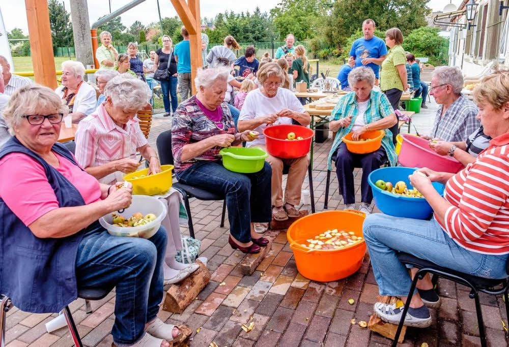 Die Schnippelrunde schafft die Grundlage für den frisch gepressten Apfelsaft.