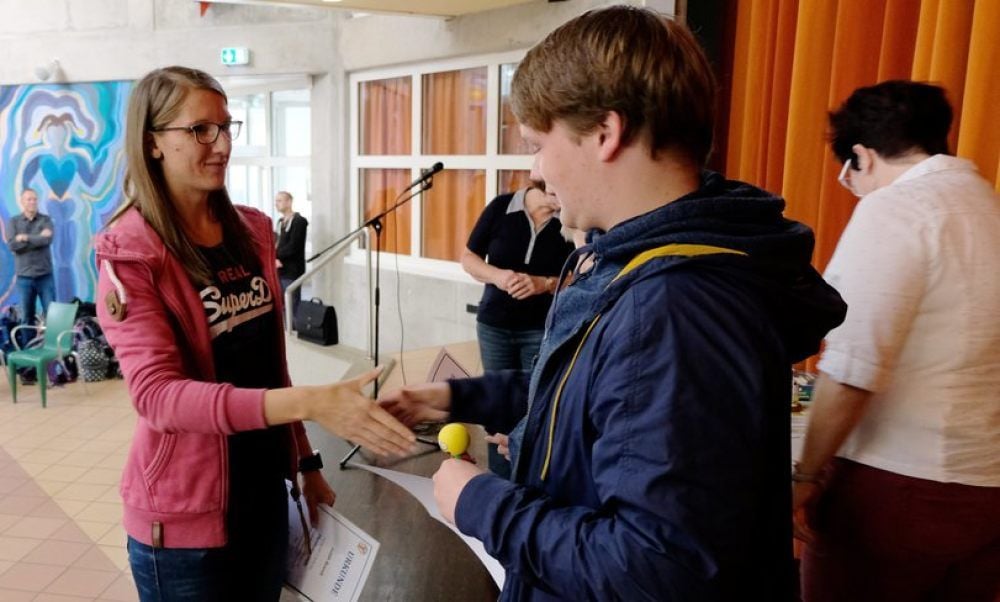 Jennifer Schubert (links), Fachschaftsleiterin Physik am Gymnasium Jessen, nimmt die Auszeichnungen der besten Olympioniken mit vor.