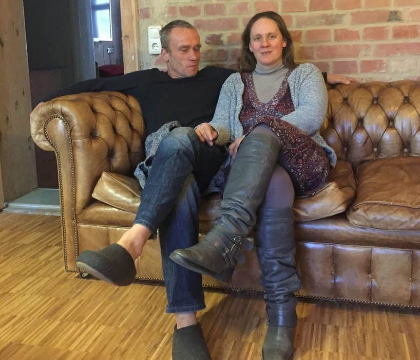 Auf dem Bürosofa: Brit Eismann und Tilman Kunowski